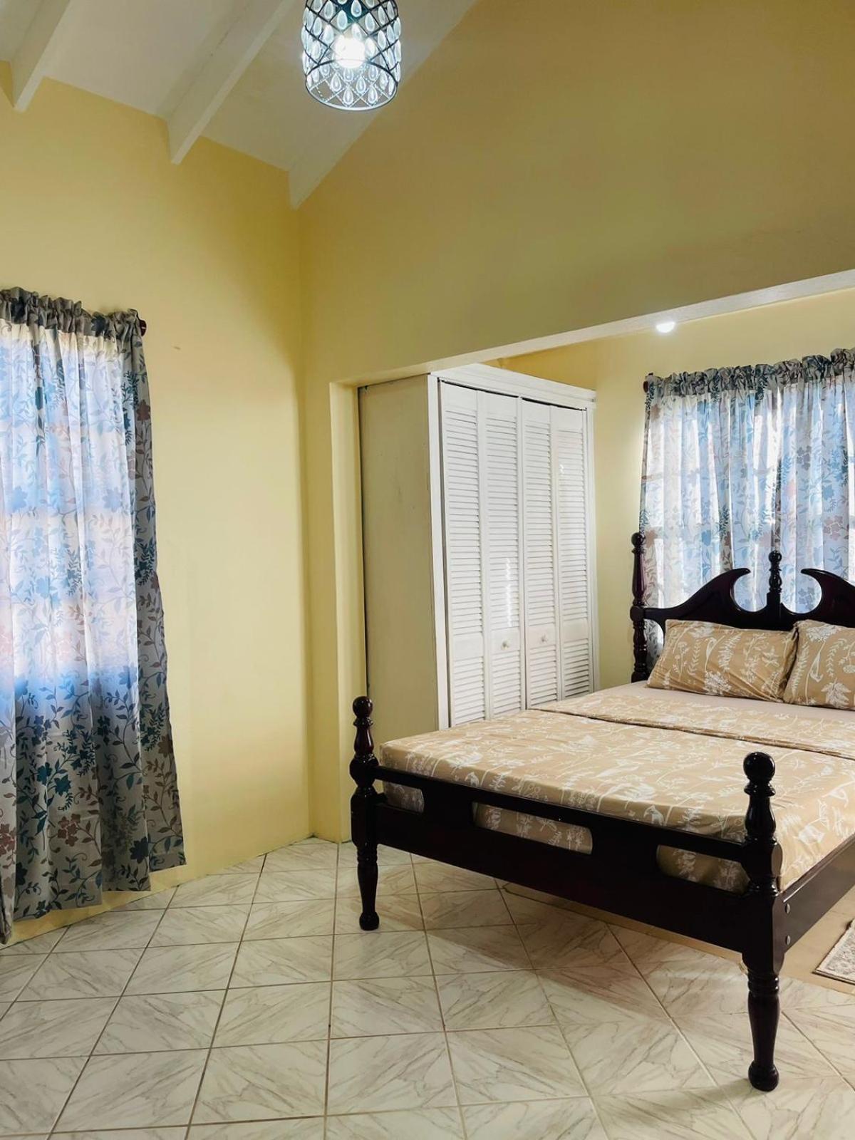 Castle Berry Apartments Kingstown Exterior photo