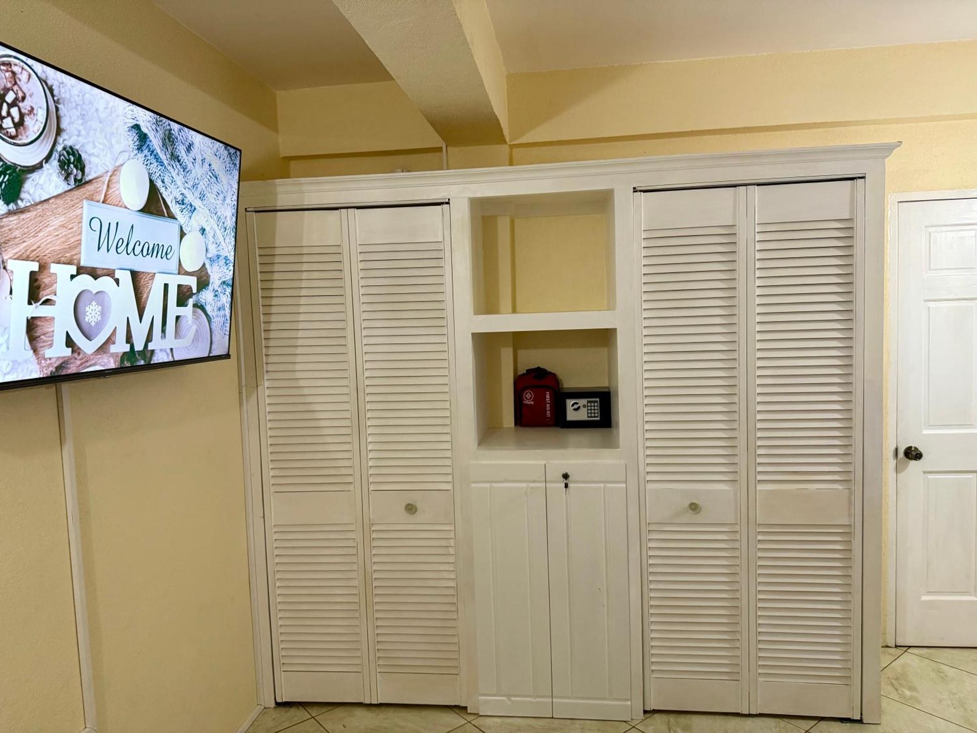 Castle Berry Apartments Kingstown Exterior photo